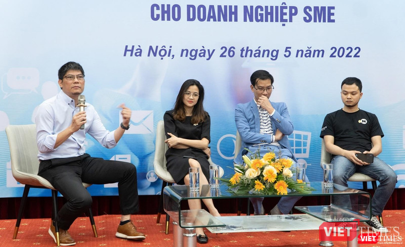 Các diễn giả thảo luận về việc thích ứng với kinh doanh trên môi trường trực tuyến và tích cực chuyển đổi số để thích nghi.