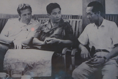 Hai Trung (ngoài cùng, bên phải) đã từng sắp xếp cho Tư Cang ngồi nói chuyện về chiến dịch Mậu Thân 1968 với các sĩ quan VNCH (Ảnh tư liệu, minh hoạ)