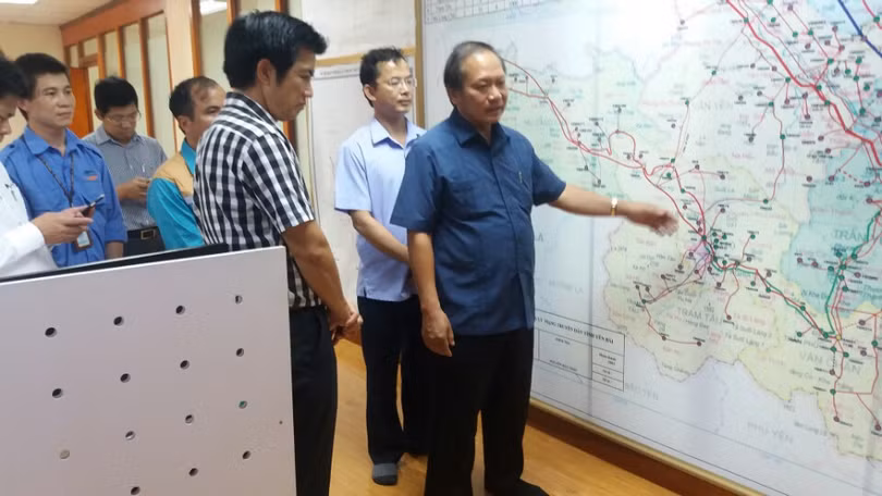 Bộ trưởng Trương Minh Tuấn làm việc với Viettel Yên Bái về tình hình phòng chống bão lụt, đảm bảo thông tin thông suốt trong thời gian mưa bão.