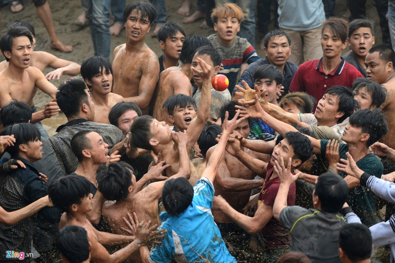 Mỗi khi quả phết được hất tung lên cao là lúc càng xảy ra hỗn loạn.