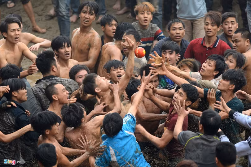 Mỗi khi quả phết được hất tung lên cao là lúc càng xảy ra hỗn loạn.