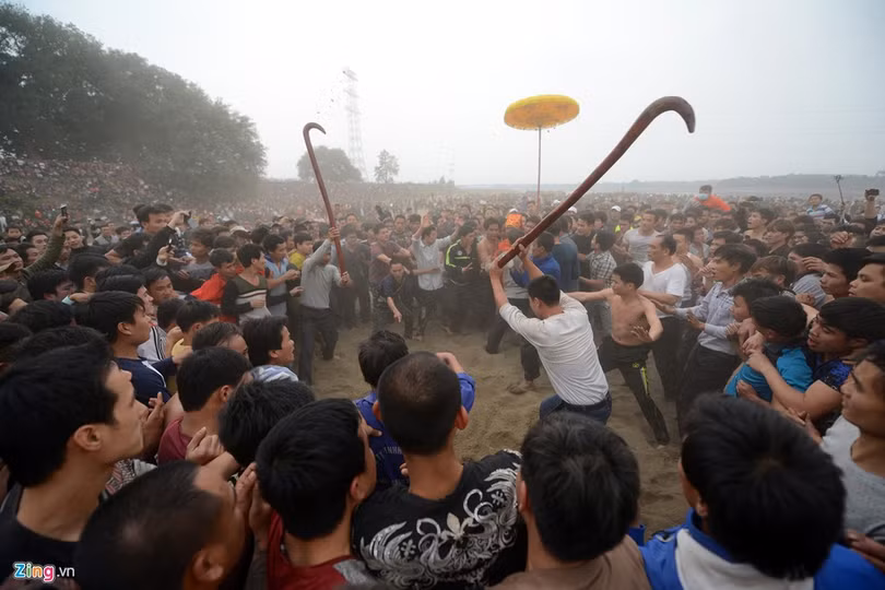 15h, các bô lão của làng rước 3 quả phết xuống bãi sông và chôn lần lượt xuống đất.