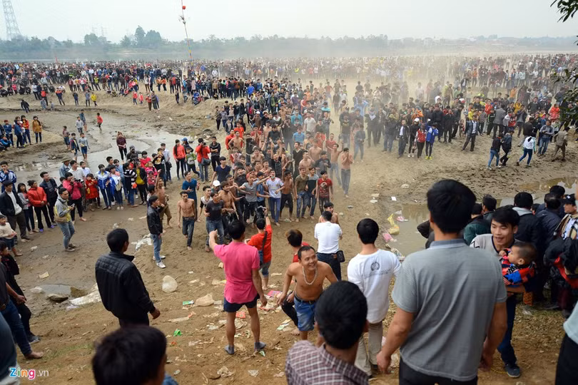 Mặc dù nghi thức chính diễn ra vào buổi chiều muộn nhưng ngay từ buổi trưa đã có hàng nghìn thanh niên tập trung thành nhiều nhóm, cởi trần hò hét dưới bãi sông.