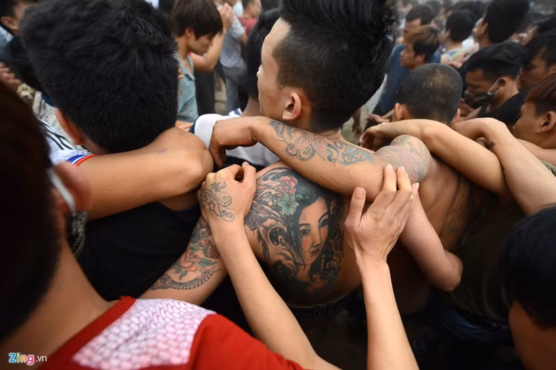 Trong đó chủ yếu là trai làng. Họ lập hội liên kết bè phái với nhau để làm sao mang may mắn về cho làng mình.