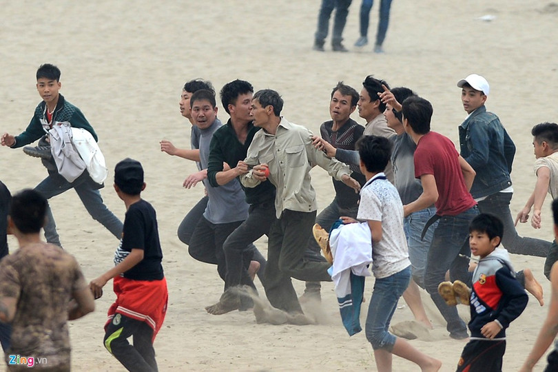 Cuối cùng, giành được quả chúi là một người đàn ông trung tuổi. Ông được thanh niên làng bảo vệ nghiêm ngặt, rời khỏi bãi đất bờ sông, trở về nhà.