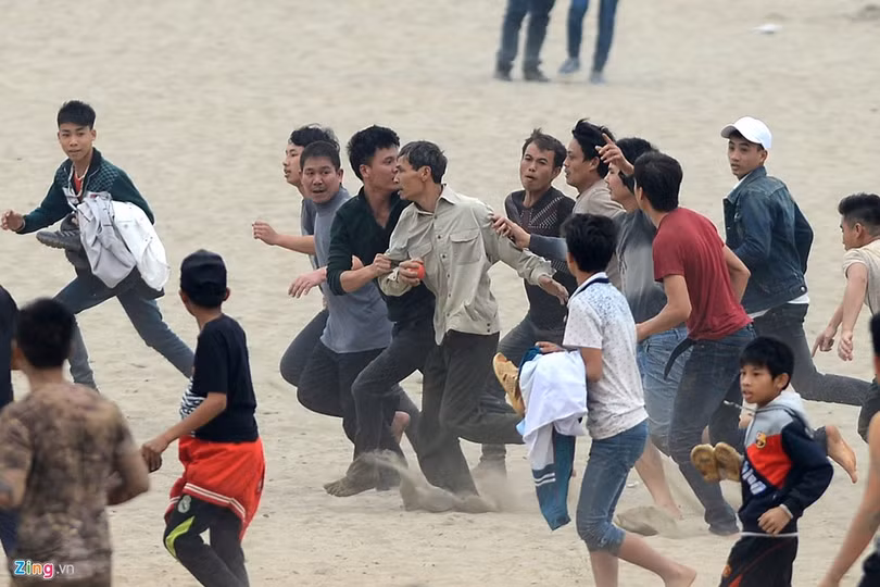 Cuối cùng, giành được quả chúi là một người đàn ông trung tuổi. Ông được thanh niên làng bảo vệ nghiêm ngặt, rời khỏi bãi đất bờ sông, trở về nhà.