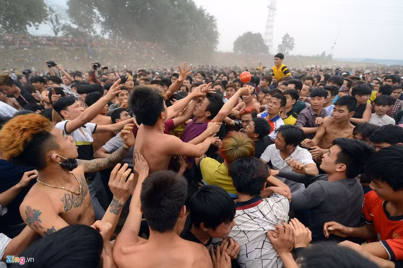 Ai nắm được quả cầu son trong tay ngay lập tức trở thành mục tiêu của đối thủ.