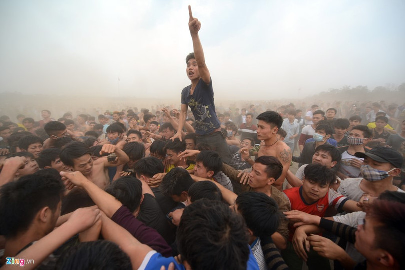 Tuy nhiên, khi quan làng còn chưa kịp di chuyển tới hố đất đang đào thì hàng trăm thanh niên đã xông vào giật quả phết.
