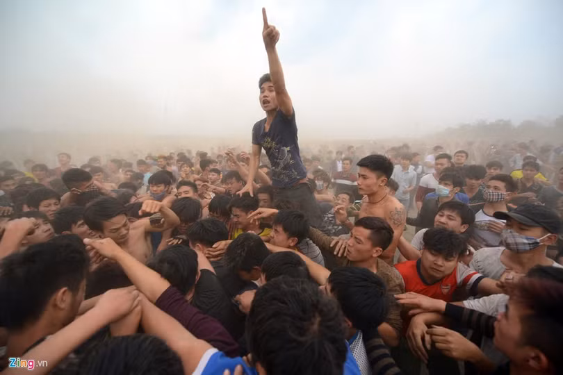 Tuy nhiên, khi quan làng còn chưa kịp di chuyển tới hố đất đang đào thì hàng trăm thanh niên đã xông vào giật quả phết.