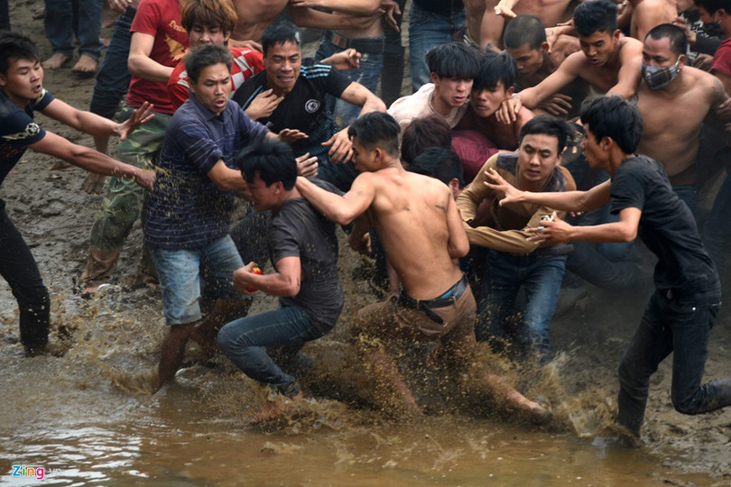 Hết tranh cướp trên cạn lại lao xuống nước.