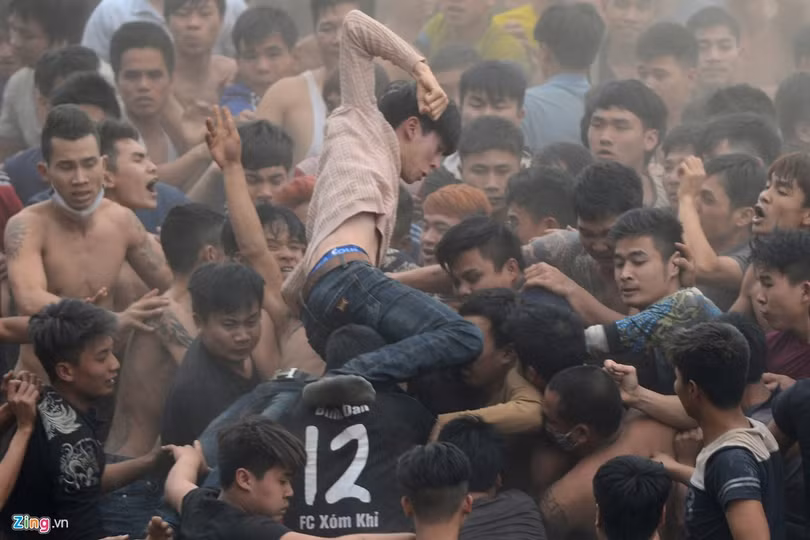 Một số thanh niên còn đấm túi bụi vào những người phía dưới đang giữ quả phết.