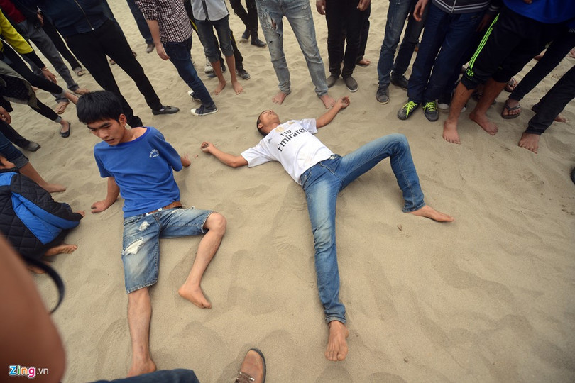 Cứ mỗi khoảng 10 phút lại có hàng loạt trai làng nằm vật ra đất vì kiệt sức.
