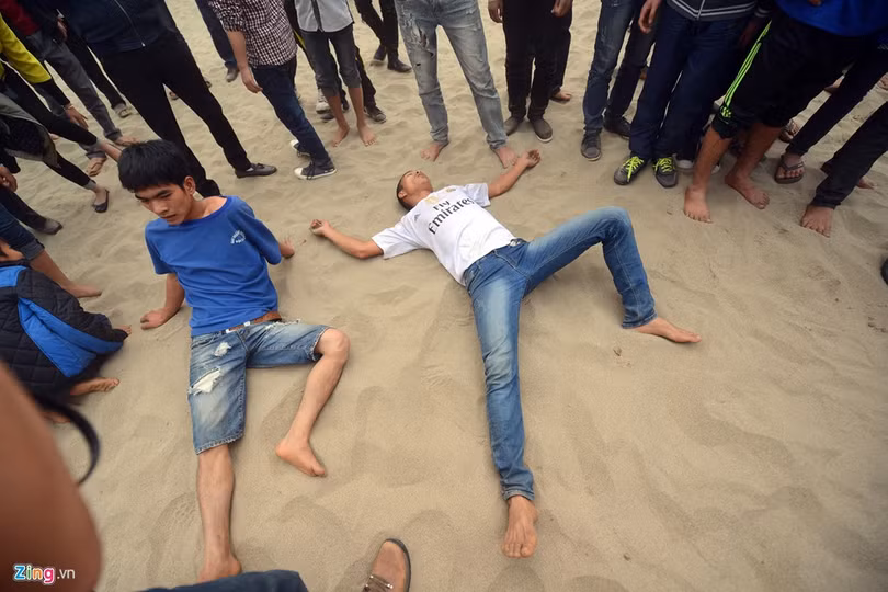 Cứ mỗi khoảng 10 phút lại có hàng loạt trai làng nằm vật ra đất vì kiệt sức.