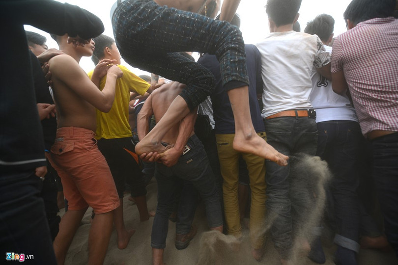 Các thanh niên hỗ trợ, công kênh nhau nhảy vào chính giữa vòng vây.