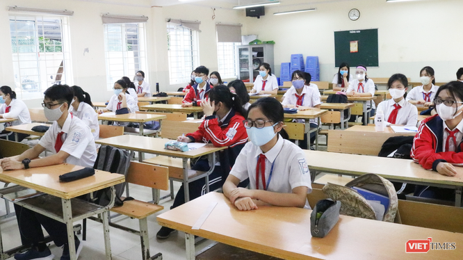Học sinh đeo khẩu trang phòng COVID-19 trong lớp học (Ảnh - Minh Thuý)