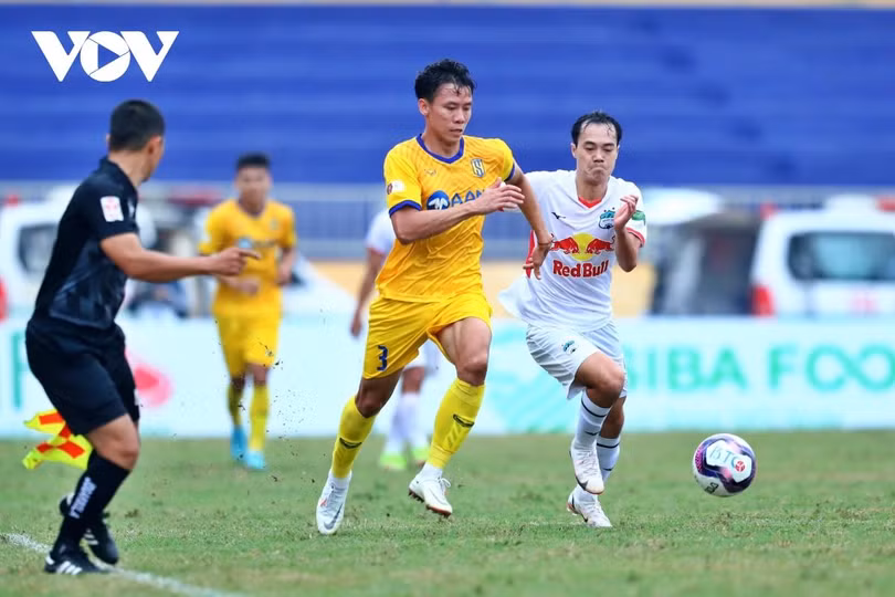 Văn Toàn và các tiền đạo của HAGL bị đối thủ vô hiệu hóa (Ảnh: Hai Tép).