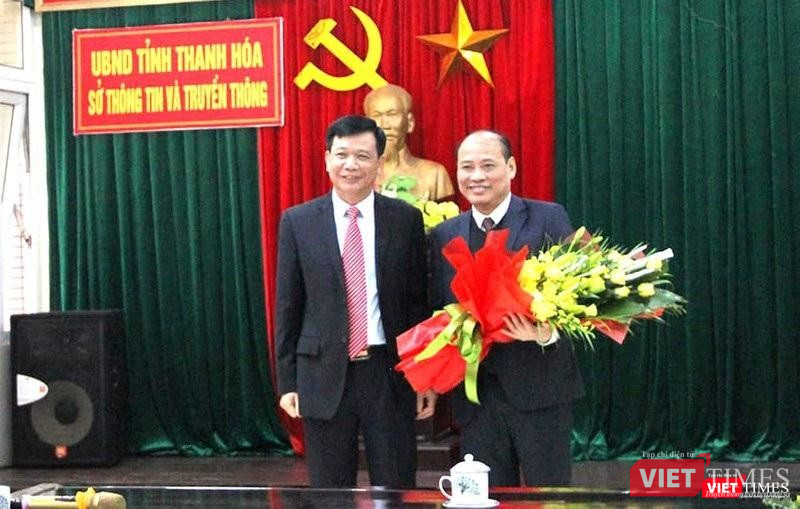 Giám đốc Sở TT&amp;TT Thanh Hóa Đỗ Hữu Quyết tặng hoa chúc mừng ông Lê Văn Nam - Tổng biên tập Báo Văn hóa- Đời sống - được bổ nhiệm giữ chức Phó Giám đốc Sở TT&amp;TT.