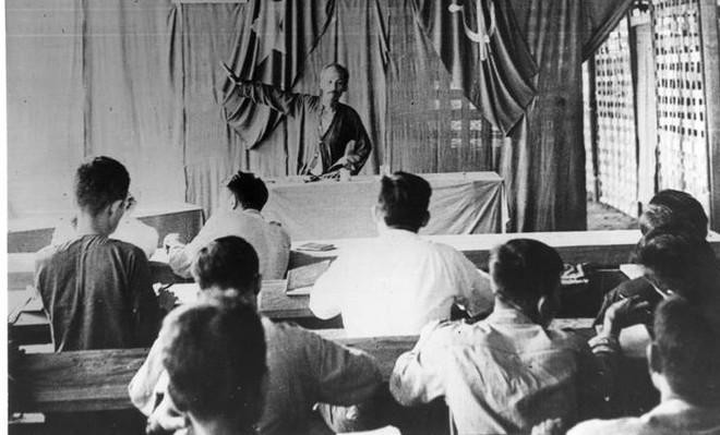 Chủ tịch Hồ Chí Minh nói chuyện tại buổi khai mạc lớp Chỉnh huấn cán bộ dân, chính, Đảng các cơ quan T.Ư, tại Việt Bắc năm 1953. Ảnh tư liệu.