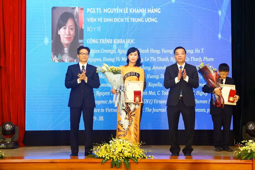 Phó Thủ tướng Vũ Đức Đam và Bộ trưởng Bộ KHCN Chu NGọc Anh trao Giải thưởng Tạ Quang Bửu 2019 cho TS Nguyễn Lê Khánh Hằng. 