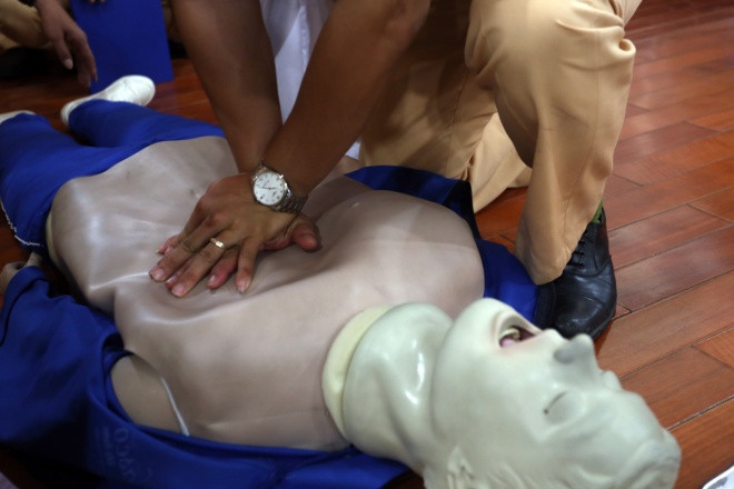 Video: Cảnh sát giao thông Hà Nội học đỡ đẻ rơi trên đường ảnh 8