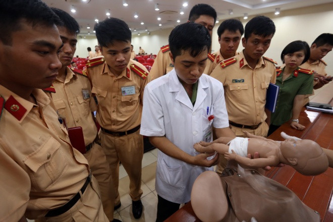 Video: Cảnh sát giao thông Hà Nội học đỡ đẻ rơi trên đường ảnh 3