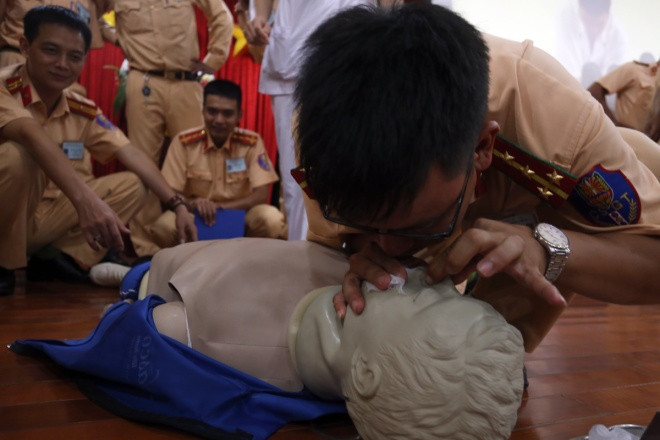 Video: Cảnh sát giao thông Hà Nội học đỡ đẻ rơi trên đường ảnh 9