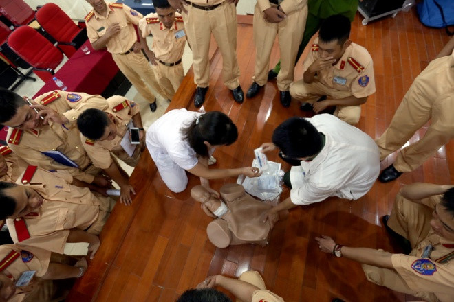 Video: Cảnh sát giao thông Hà Nội học đỡ đẻ rơi trên đường ảnh 2