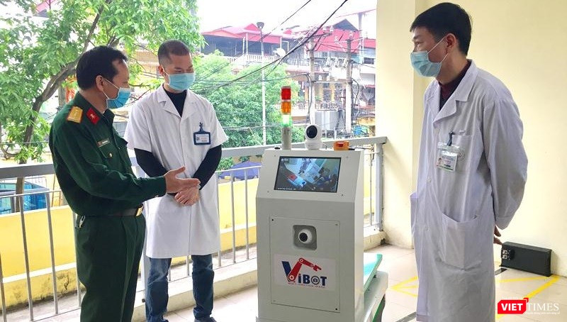 Robot vận chuyển Vibot-1a có thể làm việc liên tục 12 giờ và tự động tìm về trạm để sạc khi cạn nguồn.