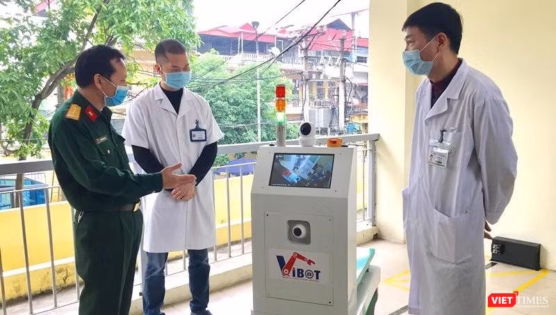 Robot vận chuyển Vibot-1a có thể làm việc liên tục 12 giờ và tự động tìm về trạm để sạc khi cạn nguồn.