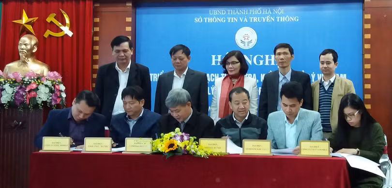 Trong sáng nay (29/11), 5 nhà mạng gồm Viettel, Vinaphone, Mobifone, Gtel và Vietnamobile tại Hà Nội đã ký cam kết với Sở Thông tin và Truyền thông Hà Nội về việc kiểm tra, thu hồi và xử lý các sim kích hoạt sẵn của các nhà mạng, hoàn thành trước 30/12/2016.