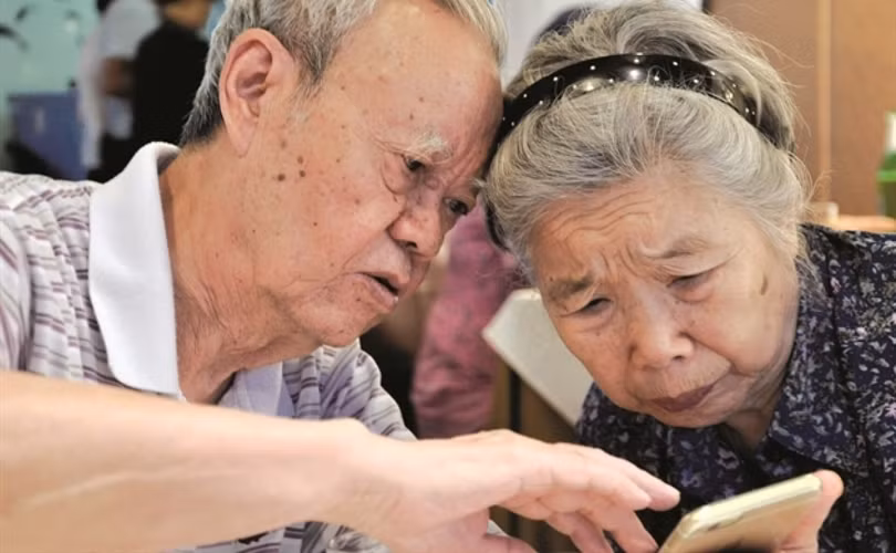 Google cho biết, người trong nhóm tuổi trên 55 đặc biệt dễ bị tổn thương, với 49% số người đã từng bị lừa đảo trực tuyến.