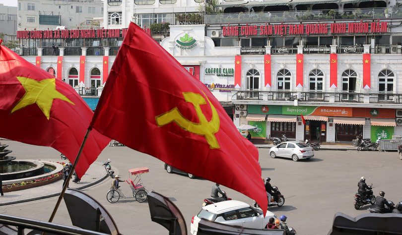 Hà Nội trang hoàng rực rỡ chào mừng Đại hội XIII của Đảng. Ảnh: Lê Minh Sơn.