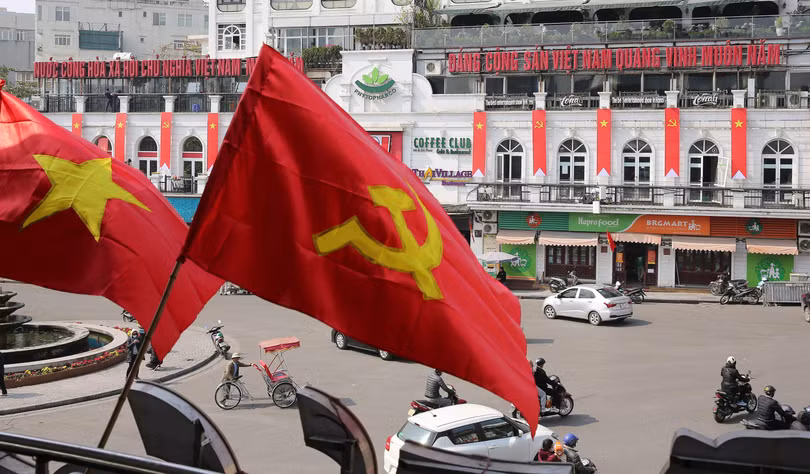 Hà Nội trang hoàng rực rỡ chào mừng Đại hội XIII của Đảng. Ảnh: Lê Minh Sơn.