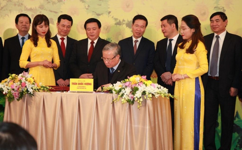 Thường trực Ban Bí thư Trần Quốc Vượng thực hiện nghi thức đóng dấu, ký phát hành bộ tem “Chào mừng Đại hội Đảng Cộng sản Việt Nam lần thứ XIII”.