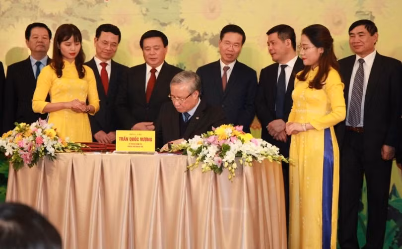 Thường trực Ban Bí thư Trần Quốc Vượng thực hiện nghi thức đóng dấu, ký phát hành bộ tem “Chào mừng Đại hội Đảng Cộng sản Việt Nam lần thứ XIII”.