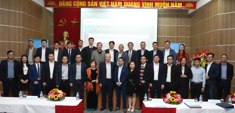 Hội đồng chấm giải và các doanh nghiệp được trao Danh hiệu “Chìa khóa vàng” năm 2022. Hội đồng chấm giải và các doanh nghiệp được trao Danh hiệu “Chìa khóa vàng” năm 2022.