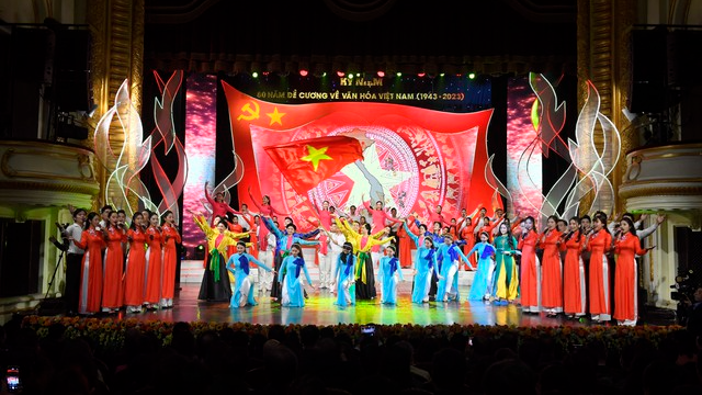 Bằng ngôn ngữ nghệ thuật, các nghệ sĩ đã tái hiện, khẳng định những dấu ấn lịch sử và sức lan tỏa của Đề cương về văn hóa trong suốt chặng đường 80 năm qua. Ảnh: VGP.