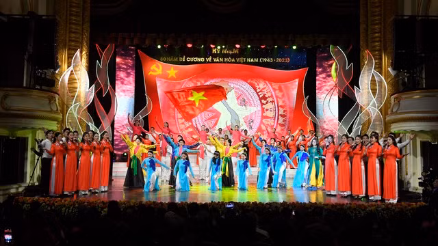 Bằng ngôn ngữ nghệ thuật, các nghệ sĩ đã tái hiện, khẳng định những dấu ấn lịch sử và sức lan tỏa của Đề cương về văn hóa trong suốt chặng đường 80 năm qua. Ảnh: VGP. Bằng ngôn ngữ nghệ thuật, các nghệ sĩ đã tái hiện, khẳng định những dấu ấn lịch sử và sức lan tỏa của Đề cương về văn hóa trong suốt chặng đường 80 năm qua. Ảnh: VGP.