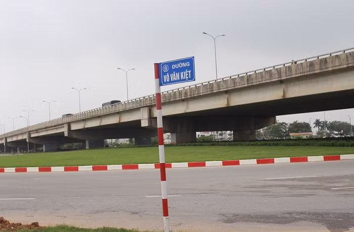 Cụ thể, đường Hoàng Sa dài 4,8 km, rộng 68 m. Trước đây thường được gọi là đường Bắc Thăng Long.