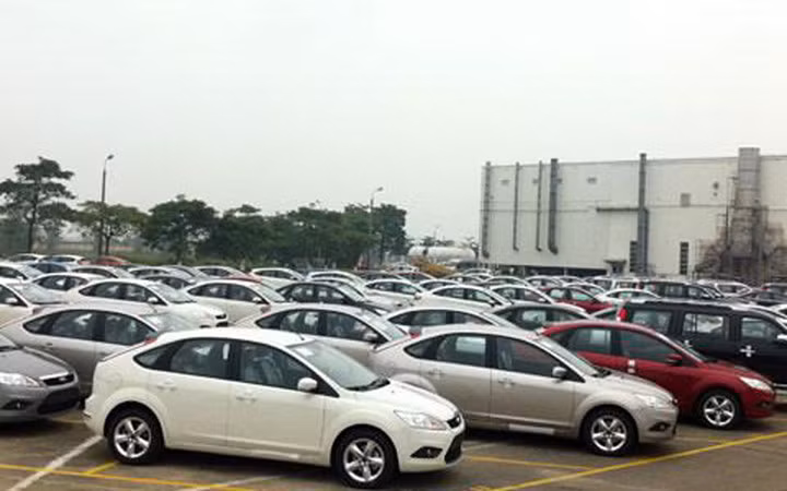 Nhân viên bán hàng của các đại lý ô tô tại Hà Nội cho biết, giá nhiều mẫu xe dung tích xi lanh từ 1.5L đến 2.5L hiện nay rất thấp. Bán như vậy, chúng tôi hoàn toàn không còn chút lợi nhuận nào. Những vẫn phải chấp nhận để tăng doanh số và hy vọng được hưởng chính sách thưởng của nhà sản xuất