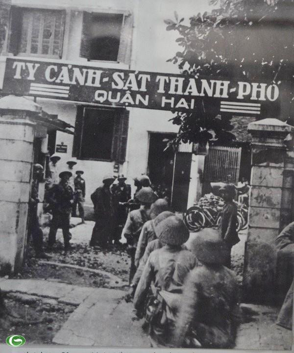 Chùm ảnh đẹp: Chiến sĩ Công an Nhân dân Việt Nam trong lòng dân ảnh 33 Chùm ảnh đẹp: Chiến sĩ Công an Nhân dân Việt Nam trong lòng dân ảnh 33