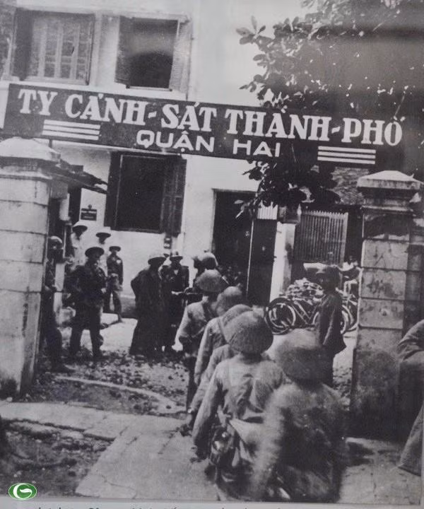 Chùm ảnh đẹp: Chiến sĩ Công an Nhân dân Việt Nam trong lòng dân ảnh 33