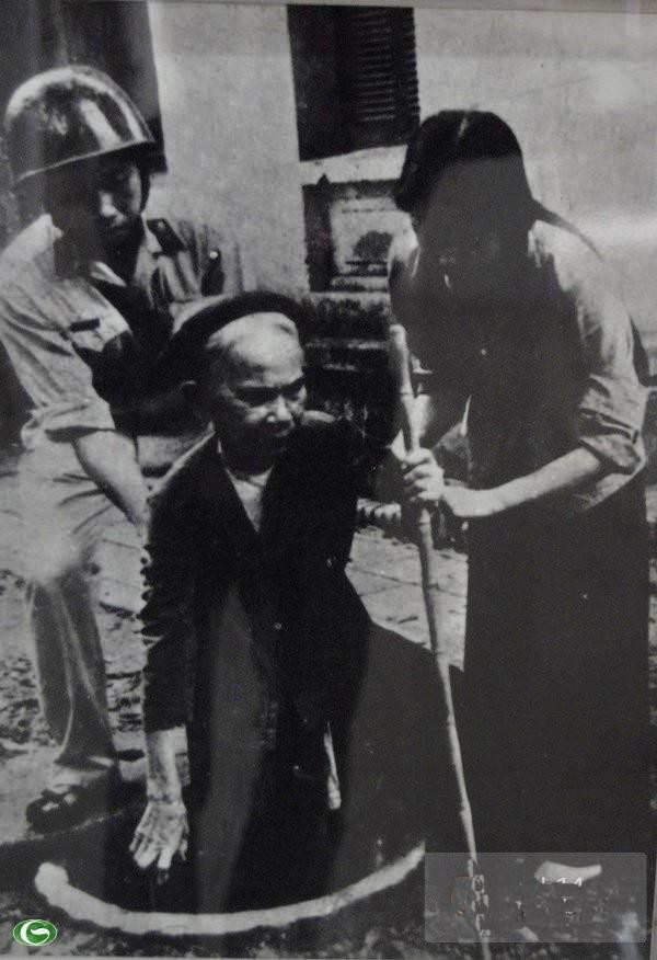 Chùm ảnh đẹp: Chiến sĩ Công an Nhân dân Việt Nam trong lòng dân ảnh 35 Chùm ảnh đẹp: Chiến sĩ Công an Nhân dân Việt Nam trong lòng dân ảnh 35