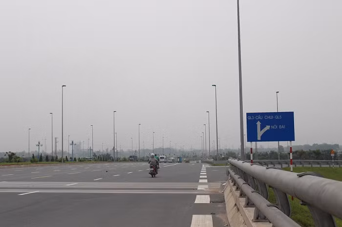 Trong khi đó, đường Trường Sa dài 7,3 km; rộng 68 m. Được người dân quanh khu vực này hay gọi là đường 5.