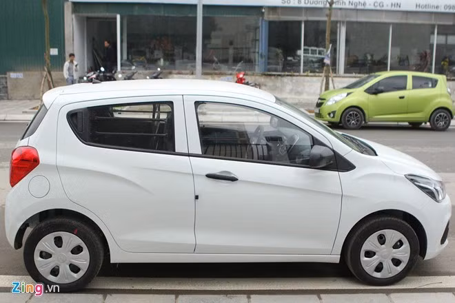 Chevrolet Spark Van bất tiện vì chỉ chở được 2 người nhưng giá thấp.