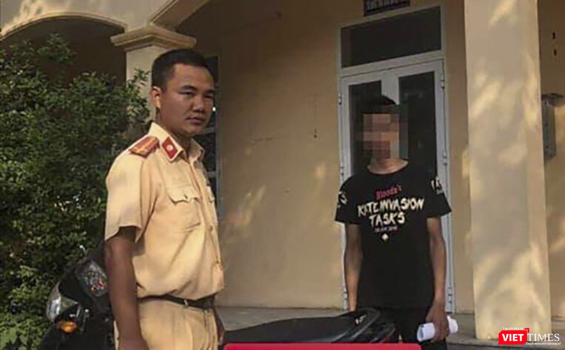 Nam thanh niên tại cơ quan công an (Ảnh An Bình)