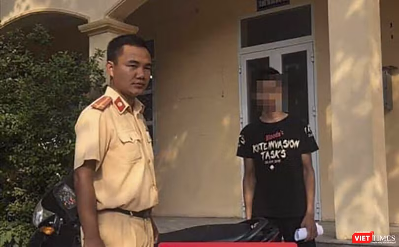 Nam thanh niên tại cơ quan công an (Ảnh An Bình)