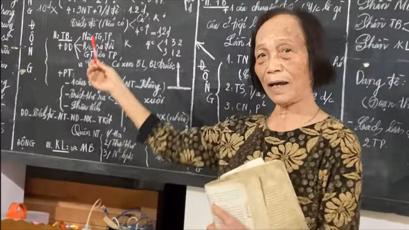 Cô giáo Ngô Thúy Trình giảng bài bên chiếc bảng đen gắn bó gần 30 năm.