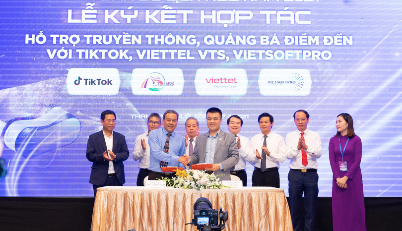 TikTok và Sở Du lịch Thừa Thiên Huế thực hiện ký kết.