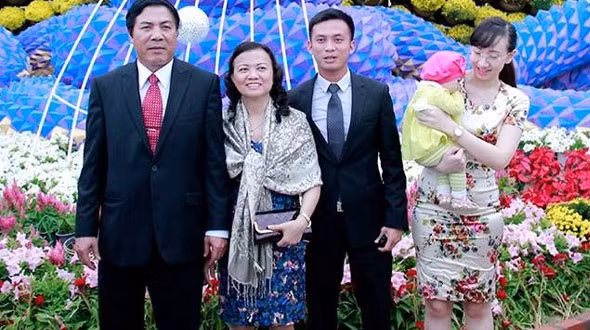 Ông Nguyễn Bá Cảnh (thứ 3 trái sang) được giới thiệu ứng cử đại biểu HĐND. Ảnh: Nguyên Vũ.